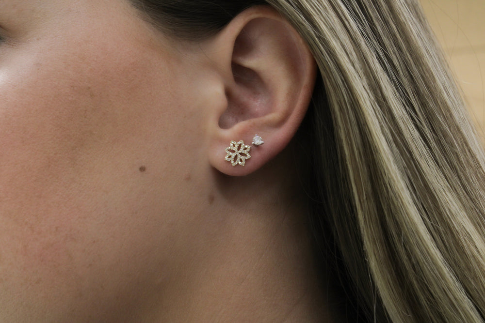 
            
                Load image into Gallery viewer, Snowflake Post-Back Earrings
            
        